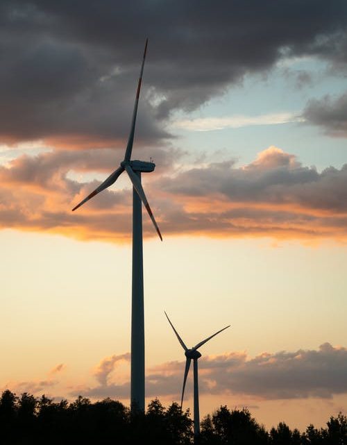 De wethouder wil het niet over de hoogte van de turbines hebben. Zijn antwoord