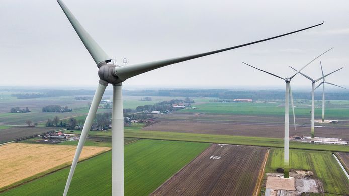 De wethouder wil het niet over de hoogte van de turbines hebben. Zijn antwoord